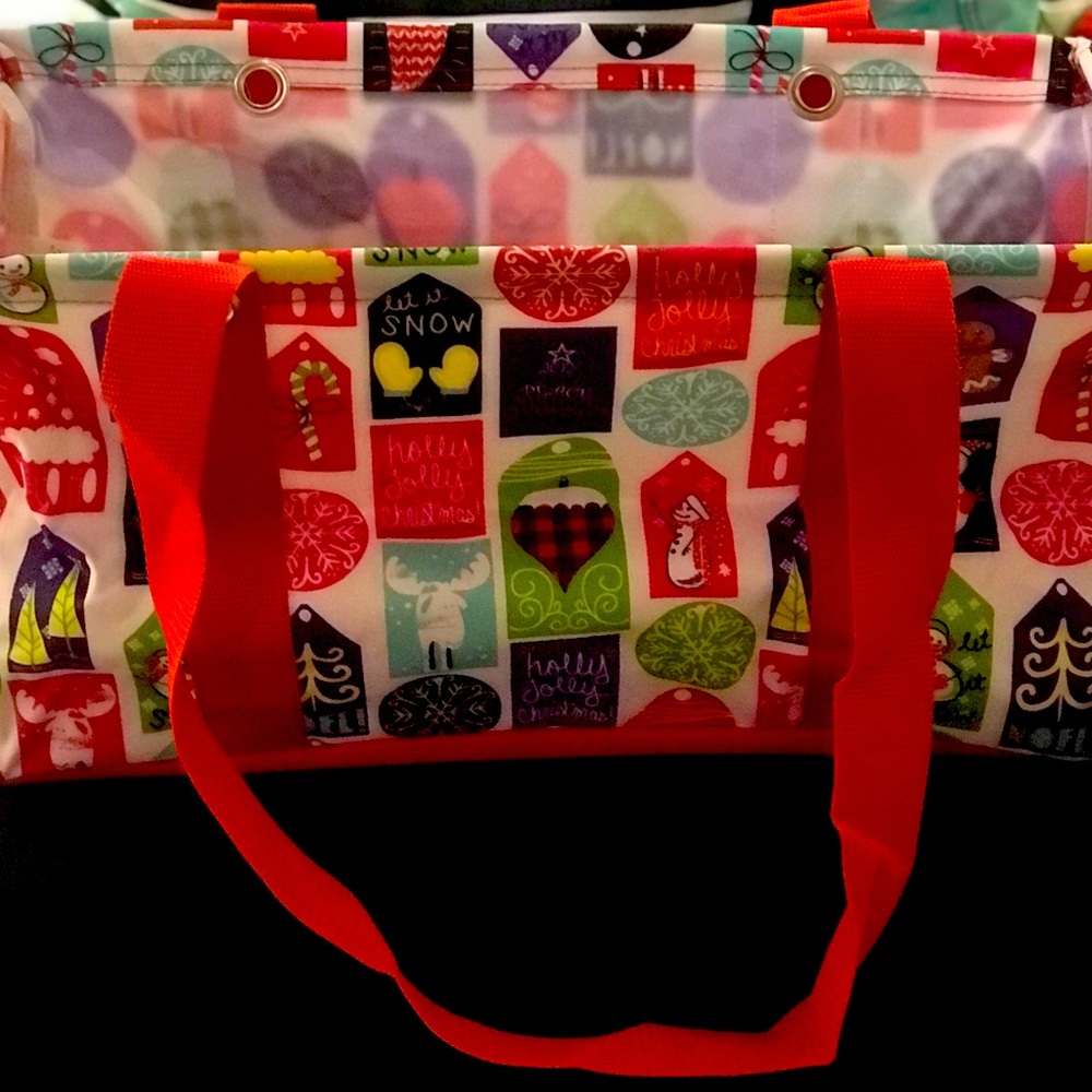 Brand New ThirtyOne brand MEDIUM SIZE UTILITY TOTE in a pretty Christmas print!